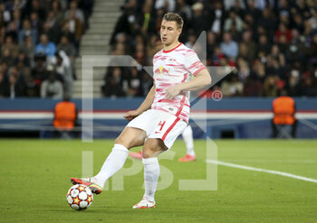 2021-10-19 - Willi Orban of RB Leipzig during the UEFA Champions League Group A football match between Paris Saint-Germain (PSG) and RB Leipzig on October 19, 2021 at Parc des Princes stadium in Paris, France - PARIS SAINT-GERMAIN VS RB LEIPZIG - UEFA CHAMPIONS LEAGUE - SOCCER