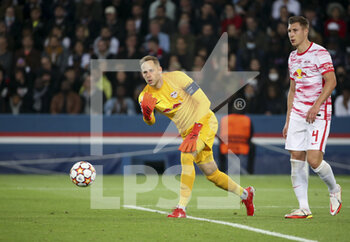 2021-10-19 - Goalkeeper of RB Leipzig Peter Gulacsi, Willi Orban of RB Leipzig during the UEFA Champions League Group A football match between Paris Saint-Germain (PSG) and RB Leipzig on October 19, 2021 at Parc des Princes stadium in Paris, France - PARIS SAINT-GERMAIN VS RB LEIPZIG - UEFA CHAMPIONS LEAGUE - SOCCER