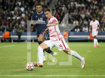 2021-10-19 - Willi Orban of RB Leipzig, Kylian Mbappe of PSG (left) during the UEFA Champions League Group A football match between Paris Saint-Germain (PSG) and RB Leipzig on October 19, 2021 at Parc des Princes stadium in Paris, France - PARIS SAINT-GERMAIN VS RB LEIPZIG - UEFA CHAMPIONS LEAGUE - SOCCER