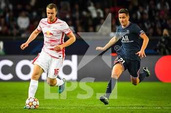 2021-10-19 - Lukas KLOSTERMANN of RB Leipzig and Ander HERRERA of PSG during the UEFA Champions League, Group A football match between Paris Saint-Germain and RB Leipzig on October 19, 2021 at Parc des Princes stadium in Paris, France - PARIS SAINT-GERMAIN VS RB LEIPZIG - UEFA CHAMPIONS LEAGUE - SOCCER