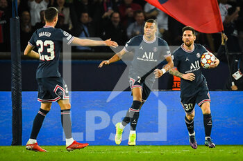 2021-10-19 - Lionel (Leo) MESSI of PSG celebrate his goal with Kylian MBAPPE of PSG and Julian DRAXLER of PSG during the UEFA Champions League, Group A football match between Paris Saint-Germain and RB Leipzig on October 19, 2021 at Parc des Princes stadium in Paris, France - PARIS SAINT-GERMAIN VS RB LEIPZIG - UEFA CHAMPIONS LEAGUE - SOCCER