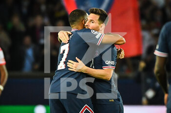 2021-10-19 - Lionel (Leo) MESSI of PSG celebrate his goal with Kylian MBAPPE of PSG during the UEFA Champions League, Group A football match between Paris Saint-Germain and RB Leipzig on October 19, 2021 at Parc des Princes stadium in Paris, France - PARIS SAINT-GERMAIN VS RB LEIPZIG - UEFA CHAMPIONS LEAGUE - SOCCER