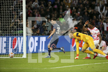 2021-10-19 - Lionel Messi of PSG scores his first goal, avoiding goalkeeper of RB Leipzig Peter Gulacsi and Mohamed Simakan of RB Leipzig during the UEFA Champions League Group A football match between Paris Saint-Germain (PSG) and RB Leipzig on October 19, 2021 at Parc des Princes stadium in Paris, France - PARIS SAINT-GERMAIN VS RB LEIPZIG - UEFA CHAMPIONS LEAGUE - SOCCER