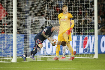2021-10-19 - Lionel Messi of PSG celebrates his first goal while goalkeeper of RB Leipzig Peter Gulacsi looks on during the UEFA Champions League Group A football match between Paris Saint-Germain (PSG) and RB Leipzig on October 19, 2021 at Parc des Princes stadium in Paris, France - PARIS SAINT-GERMAIN VS RB LEIPZIG - UEFA CHAMPIONS LEAGUE - SOCCER