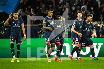 2021-10-19 - Lionel (Leo) MESSI of PSG celebrate his goal with Kylian MBAPPE of PSG, Presnel KIMPEMBE of PSG, Nuno MENDES of PSG and Julian DRAXLER of PSG during the UEFA Champions League, Group A football match between Paris Saint-Germain and RB Leipzig on October 19, 2021 at Parc des Princes stadium in Paris, France - PARIS SAINT-GERMAIN VS RB LEIPZIG - UEFA CHAMPIONS LEAGUE - SOCCER
