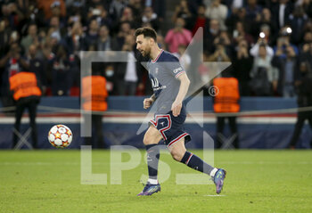 2021-10-19 - Lionel Messi of PSG scores his second goal on a panenka penalty kick during the UEFA Champions League Group A football match between Paris Saint-Germain (PSG) and RB Leipzig on October 19, 2021 at Parc des Princes stadium in Paris, France - PARIS SAINT-GERMAIN VS RB LEIPZIG - UEFA CHAMPIONS LEAGUE - SOCCER