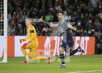2021-10-19 - Lionel Messi of PSG celebrates his second goal on a panenka penalty kick while goalkeeper of RB Leipzig Peter Gulacsi looks on during the UEFA Champions League Group A football match between Paris Saint-Germain (PSG) and RB Leipzig on October 19, 2021 at Parc des Princes stadium in Paris, France - PARIS SAINT-GERMAIN VS RB LEIPZIG - UEFA CHAMPIONS LEAGUE - SOCCER