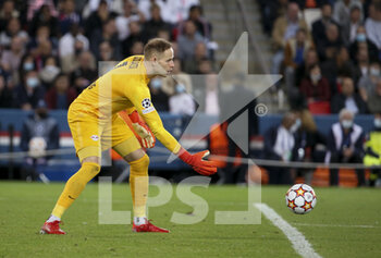 2021-10-19 - Goalkeeper of RB Leipzig Peter Gulacsi during the UEFA Champions League Group A football match between Paris Saint-Germain (PSG) and RB Leipzig on October 19, 2021 at Parc des Princes stadium in Paris, France - PARIS SAINT-GERMAIN VS RB LEIPZIG - UEFA CHAMPIONS LEAGUE - SOCCER