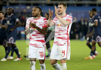 2021-10-19 - Christopher Nkunku, Willi Orban of RB Leipzig salute their fans following the UEFA Champions League Group A football match between Paris Saint-Germain (PSG) and RB Leipzig on October 19, 2021 at Parc des Princes stadium in Paris, France - PARIS SAINT-GERMAIN VS RB LEIPZIG - UEFA CHAMPIONS LEAGUE - SOCCER