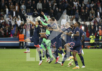2021-10-19 - Players of PSG celebrate the victory following the UEFA Champions League Group A football match between Paris Saint-Germain (PSG) and RB Leipzig on October 19, 2021 at Parc des Princes stadium in Paris, France - PARIS SAINT-GERMAIN VS RB LEIPZIG - UEFA CHAMPIONS LEAGUE - SOCCER