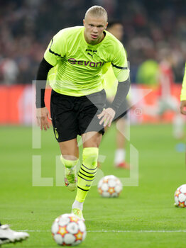 2021-10-19 - Erling Braut Haaland of Borussia Dortmund warms up during the UEFA Champions League, Group C football match between Ajax and Borussia Dortmund on October 19, 2021 at Johan Cruijff ArenA in Amsterdam, Netherlands - AJAX VS BORUSSIA DORTMUND - UEFA CHAMPIONS LEAGUE - SOCCER