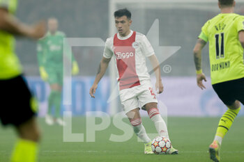 2021-10-19 - Lisandro Martinez of Ajax during the UEFA Champions League, Group C football match between Ajax and Borussia Dortmund on October 19, 2021 at Johan Cruijff ArenA in Amsterdam, Netherlands - AJAX VS BORUSSIA DORTMUND - UEFA CHAMPIONS LEAGUE - SOCCER