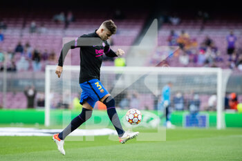2021-10-20 - Gerard Pique of FC Barcelona warms up during the UEFA Champions League, Group E football match between FC Barcelona and Dinamo Kiev on October 20, 2021 at Camp Nou stadium in Barcelona, Spain - FC BARCELONA VS DINAMO KIEV - UEFA CHAMPIONS LEAGUE - SOCCER