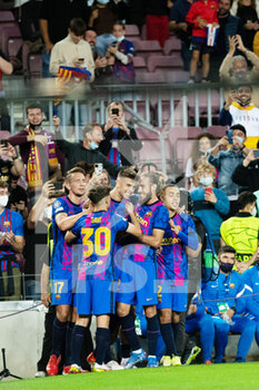 2021-10-20 - Gerard Pique of FC Barcelona celebrates a goal with teammates during the UEFA Champions League, Group E football match between FC Barcelona and Dinamo Kiev on October 20, 2021 at Camp Nou stadium in Barcelona, Spain - FC BARCELONA VS DINAMO KIEV - UEFA CHAMPIONS LEAGUE - SOCCER