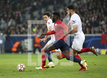 2021-10-20 - Jonathan Bamba of Lille between Thomas Delaney and Rafa Mir of Sevilla FC during the UEFA Champions League, Group G football match between Lille OSC (LOSC) and Sevilla FC on October 20, 2021 at Stade Pierre Mauroy in Villeneuve-d'Ascq near Lille, France - LILLE OSC (LOSC) VS SEVILLA FC - UEFA CHAMPIONS LEAGUE - SOCCER