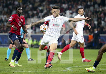 2021-10-20 - Lucas Ocampos of Sevilla FC, Amadou Onana of Lille (left) during the UEFA Champions League, Group G football match between Lille OSC (LOSC) and Sevilla FC on October 20, 2021 at Stade Pierre Mauroy in Villeneuve-d'Ascq near Lille, France - LILLE OSC (LOSC) VS SEVILLA FC - UEFA CHAMPIONS LEAGUE - SOCCER