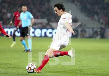 2021-10-20 - Thomas Delaney of Sevilla FC during the UEFA Champions League, Group G football match between Lille OSC (LOSC) and Sevilla FC on October 20, 2021 at Stade Pierre Mauroy in Villeneuve-d'Ascq near Lille, France - LILLE OSC (LOSC) VS SEVILLA FC - UEFA CHAMPIONS LEAGUE - SOCCER