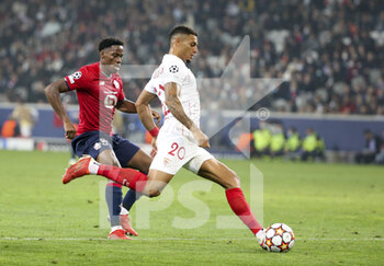 2021-10-20 - Diego Carlos of Sevilla FC, Jonathan David of Lille (left) during the UEFA Champions League, Group G football match between Lille OSC (LOSC) and Sevilla FC on October 20, 2021 at Stade Pierre Mauroy in Villeneuve-d'Ascq near Lille, France - LILLE OSC (LOSC) VS SEVILLA FC - UEFA CHAMPIONS LEAGUE - SOCCER