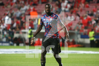 2021-10-20 - Dayot Upamecano of Bayern Munich warms up during the UEFA Champions League, Group E football match between SL Benfica and Bayern Munich on October 20, 2021 at Estadio da Luz in Lisbon, Portugal - SL BENFICA VS BAYERN MUNICH - UEFA CHAMPIONS LEAGUE - SOCCER