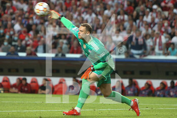 2021-10-20 - Manuel Neuer of Bayern Munich during the UEFA Champions League, Group E football match between SL Benfica and Bayern Munich on October 20, 2021 at Estadio da Luz in Lisbon, Portugal - SL BENFICA VS BAYERN MUNICH - UEFA CHAMPIONS LEAGUE - SOCCER