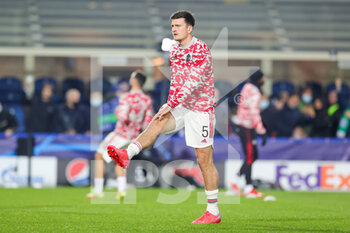 2021-11-02 - Harry Maguire (5) of Manchester United warms up during the UEFA Champions League, Group F football match between Atalanta BC and Manchester United on November 2, 2021 at Gewiss Stadium in Bergamo, Italy - ATALANTA BC VS MANCHESTER UNITED - UEFA CHAMPIONS LEAGUE - SOCCER