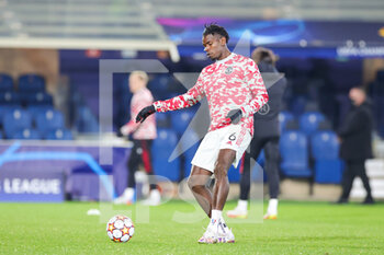 2021-11-02 - Paul Pogba (6) of Manchester United warms up during the UEFA Champions League, Group F football match between Atalanta BC and Manchester United on November 2, 2021 at Gewiss Stadium in Bergamo, Italy - ATALANTA BC VS MANCHESTER UNITED - UEFA CHAMPIONS LEAGUE - SOCCER