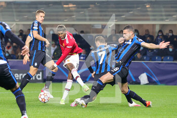 2021-11-02 - Marcus Rashford (10) of Manchester United shoots towards the goal, Teun Koopmeiners and Merih Demiral of Atalanta during the UEFA Champions League, Group F football match between Atalanta BC and Manchester United on November 2, 2021 at Gewiss Stadium in Bergamo, Italy - ATALANTA BC VS MANCHESTER UNITED - UEFA CHAMPIONS LEAGUE - SOCCER
