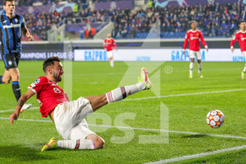 2021-11-02 - Bruno Fernandes (18) of Manchester United shoots towards the goal during the UEFA Champions League, Group F football match between Atalanta BC and Manchester United on November 2, 2021 at Gewiss Stadium in Bergamo, Italy - ATALANTA BC VS MANCHESTER UNITED - UEFA CHAMPIONS LEAGUE - SOCCER