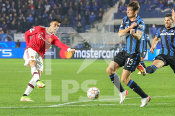 2021-11-02 - Cristiano Ronaldo (7) of Manchester United scores the 2-2 goal during the UEFA Champions League, Group F football match between Atalanta BC and Manchester United on November 2, 2021 at Gewiss Stadium in Bergamo, Italy - ATALANTA BC VS MANCHESTER UNITED - UEFA CHAMPIONS LEAGUE - SOCCER