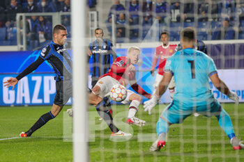 2021-11-02 - Donny van de Beek (34) of Manchester United shoots towards the goal during the UEFA Champions League, Group F football match between Atalanta BC and Manchester United on November 2, 2021 at Gewiss Stadium in Bergamo, Italy - ATALANTA BC VS MANCHESTER UNITED - UEFA CHAMPIONS LEAGUE - SOCCER