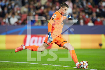 2021-11-02 - Ivo Grbic of Lille during the UEFA Champions League, Group G football match between Sevilla FC and Lille OSC on November 2, 2021 at Ramon Sanchez-Pizjuan stadium in Sevilla, Spain - SEVILLA FC VS LILLE OSC - UEFA CHAMPIONS LEAGUE - SOCCER