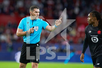 2021-11-02 - Istvan Kovacs, referee of the match during the UEFA Champions League, Group G football match between Sevilla FC and Lille OSC on November 2, 2021 at Ramon Sanchez-Pizjuan stadium in Sevilla, Spain - SEVILLA FC VS LILLE OSC - UEFA CHAMPIONS LEAGUE - SOCCER