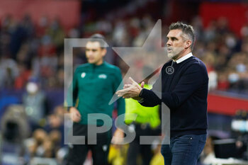 2021-11-02 - Jocelyn Gourvennec, head coach of Lille during the UEFA Champions League, Group G football match between Sevilla FC and Lille OSC on November 2, 2021 at Ramon Sanchez-Pizjuan stadium in Sevilla, Spain - SEVILLA FC VS LILLE OSC - UEFA CHAMPIONS LEAGUE - SOCCER