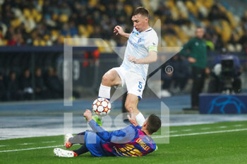 2021-11-02 - Clement Lenglet of FC Barcelona and Sergiy Sydorchuk of Dinamo Kiev during the UEFA Champions League, Group E football match between Dinamo Kiev and FC Barcelona on November 2, 2021 at the NSC Olimpiyskiy in Kiev, Ukraine - DINAMO KIEV VS FC BARCELONA - UEFA CHAMPIONS LEAGUE - SOCCER