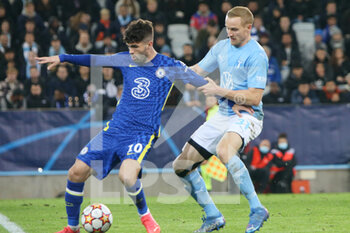 2021-11-02 - Christian Pulisic of FC Chelsea and Franz Brorsson of Malmo FF during the UEFA Champions League, Group H football match between Malmo FF and Chelsea FC on November 2, 2021 at Eleda Stadion in Malmo, Sweden - MALMO FF VS CHELSEA FC - UEFA CHAMPIONS LEAGUE - SOCCER