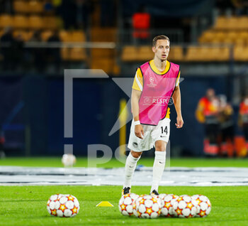 2021-11-02 - Nicolas Burgy of Young Boys warms up during the UEFA Champions League, Group F football match between Villarreal CF and BSC Young Boys on November 2, 2021 at the Ceramica Stadium in Castellon, Spain - VILLARREAL CF VS BSC YOUNG BOYS - UEFA CHAMPIONS LEAGUE - SOCCER