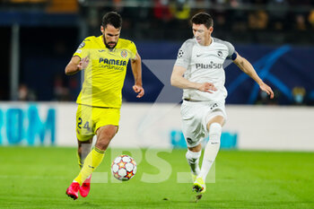 2021-11-02 - Alfonso Pedraza of Villarreal and Christian Fassnacht of Young Boys during the UEFA Champions League, Group F football match between Villarreal CF and BSC Young Boys on November 2, 2021 at the Ceramica Stadium in Castellon, Spain - VILLARREAL CF VS BSC YOUNG BOYS - UEFA CHAMPIONS LEAGUE - SOCCER