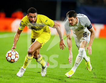 2021-11-02 - Francis Coquelin of Villarreal and Christian Fassnacht of Young Boys during the UEFA Champions League, Group F football match between Villarreal CF and BSC Young Boys on November 2, 2021 at the Ceramica Stadium in Castellon, Spain - VILLARREAL CF VS BSC YOUNG BOYS - UEFA CHAMPIONS LEAGUE - SOCCER