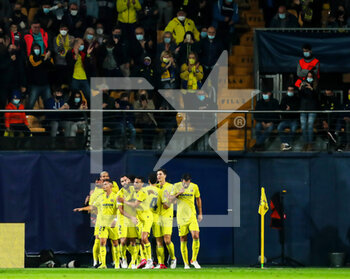 2021-11-02 - Etienne Capoue of Villarreal celebrates a goal with teammates during the UEFA Champions League, Group F football match between Villarreal CF and BSC Young Boys on November 2, 2021 at the Ceramica Stadium in Castellon, Spain - VILLARREAL CF VS BSC YOUNG BOYS - UEFA CHAMPIONS LEAGUE - SOCCER