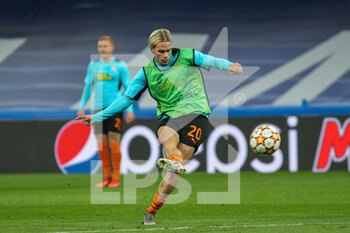 2021-11-03 - Mykhaylo Mudryk of Shaktar Donetsk warms up during the UEFA Champions League, Group D football match between Real Madrid and Shakhtar Donetsk on November 03, 2021 at Santiago Bernabeu stadium in Madrid, Spain - REAL MADRID VS SHAKHTAR DONETSK - UEFA CHAMPIONS LEAGUE - SOCCER