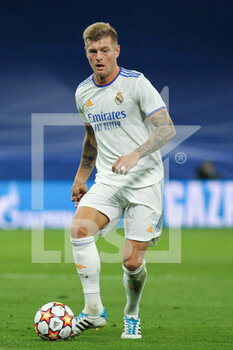 2021-11-03 - Toni Kroos of Real Madrid during the UEFA Champions League, Group D football match between Real Madrid and Shakhtar Donetsk on November 03, 2021 at Santiago Bernabeu stadium in Madrid, Spain - REAL MADRID VS SHAKHTAR DONETSK - UEFA CHAMPIONS LEAGUE - SOCCER