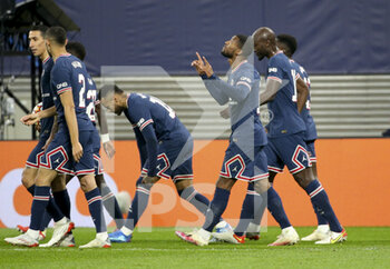 2021-11-03 - Georginio Wijnaldum of PSG celebrates his first goal with teammates during the UEFA Champions League, Group A football match between RB Leipzig and Paris Saint-Germain (PSG) on November 3, 2021 at Red Bull Arena in Leipzig, Germany - RB LEIPZIG VS PARIS SAINT-GERMAIN - UEFA CHAMPIONS LEAGUE - SOCCER