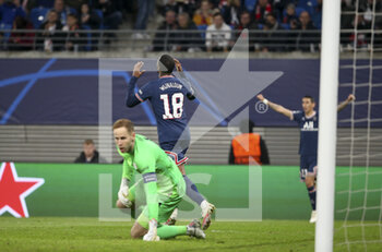 2021-11-03 - Georginio Wijnaldum of PSG celebrates his second goal while goalkeeper of RB Leipzig Peter Gulacsi looks on during the UEFA Champions League, Group A football match between RB Leipzig and Paris Saint-Germain (PSG) on November 3, 2021 at Red Bull Arena in Leipzig, Germany - RB LEIPZIG VS PARIS SAINT-GERMAIN - UEFA CHAMPIONS LEAGUE - SOCCER
