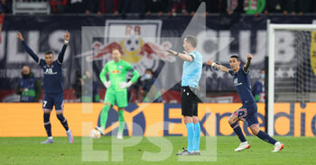 2021-11-03 - Referee Andreas Ekberg awards the 2nd goal of Paris Saint-Germain Georginio Wijnaldum during the UEFA Champions League, Group A football match between RB Leipzig and Paris Saint-Germain on November 3, 2021 at Red Bull Arena in Leipzig, Germany - RB LEIPZIG VS PARIS SAINT-GERMAIN - UEFA CHAMPIONS LEAGUE - SOCCER