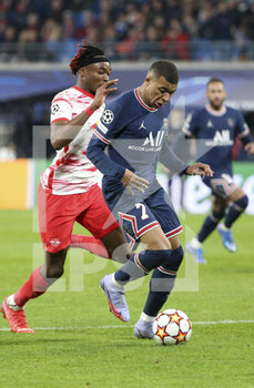 2021-11-03 - Kylian Mbappe of PSG, Mohamed Simakan of RB Leipzig (left) during the UEFA Champions League, Group A football match between RB Leipzig and Paris Saint-Germain (PSG) on November 3, 2021 at Red Bull Arena in Leipzig, Germany - RB LEIPZIG VS PARIS SAINT-GERMAIN - UEFA CHAMPIONS LEAGUE - SOCCER