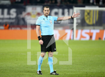 2021-11-03 - Referee Andreas Ekberg of Sweden during the UEFA Champions League, Group A football match between RB Leipzig and Paris Saint-Germain (PSG) on November 3, 2021 at Red Bull Arena in Leipzig, Germany - RB LEIPZIG VS PARIS SAINT-GERMAIN - UEFA CHAMPIONS LEAGUE - SOCCER