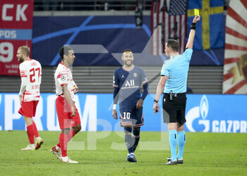 2021-11-03 - Neymar Jr of PSG receives a yellow card from referee Andreas Ekberg of Sweden during the UEFA Champions League, Group A football match between RB Leipzig and Paris Saint-Germain (PSG) on November 3, 2021 at Red Bull Arena in Leipzig, Germany - RB LEIPZIG VS PARIS SAINT-GERMAIN - UEFA CHAMPIONS LEAGUE - SOCCER