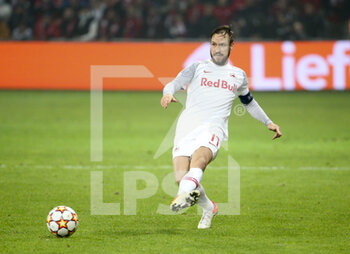2021-11-23 - Andreas Ulmer of RB Salzburg during the UEFA Champions League, Group G football match between Lille OSC (LOSC) and FC RB Salzburg on November 23, 2021 at Pierre Mauroy stadium in Villeneuve-d'Ascq near Lille, France - LILLE LOSC VS FC SALZBURG - UEFA CHAMPIONS LEAGUE - SOCCER