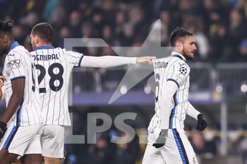 2021-11-23 - 23.11.2021, Bern, Wankdorf, UEFA Champions League: BSC Young Boys - Atalanta, #6 Jose Luis Palomino (Atalanta) celebrates his goal for the 1-2 with the team and is hold by #28 Merih Demiral (Atalanta) - BSC YOUNG BOYS VS ATALANTA - UEFA CHAMPIONS LEAGUE - SOCCER