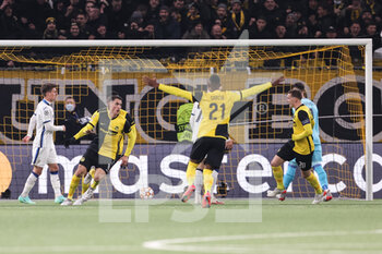 2021-11-23 - 23.11.2021, Bern, Wankdorf, UEFA Champions League: BSC Young Boys - Atalanta, #8 Vincent Sierro (Young Boys, left) celebrates his goal for the 2-2 with team - BSC YOUNG BOYS VS ATALANTA - UEFA CHAMPIONS LEAGUE - SOCCER